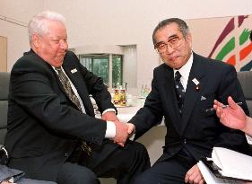 Obuchi, Yeltsin meet